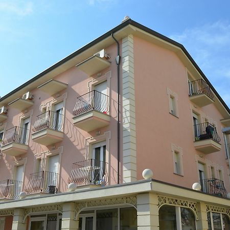 Residence Uno Studio & Suites 里米尼 外观 照片